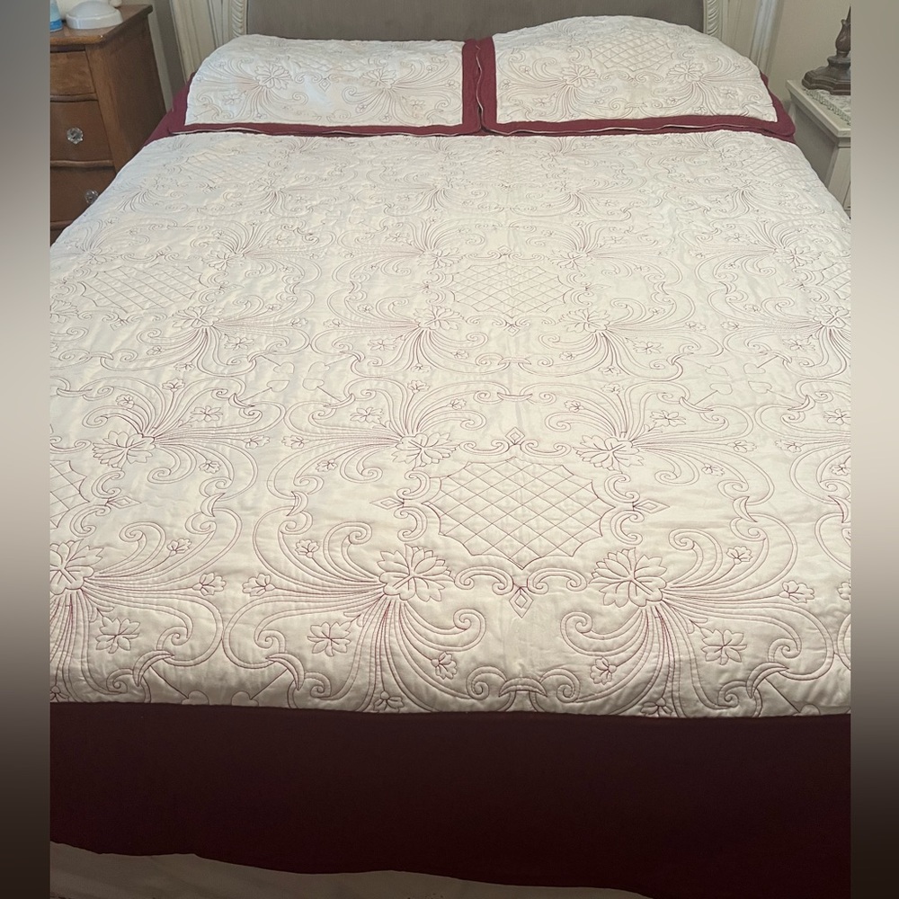 Beautiful Quilted Bedspread & Shams